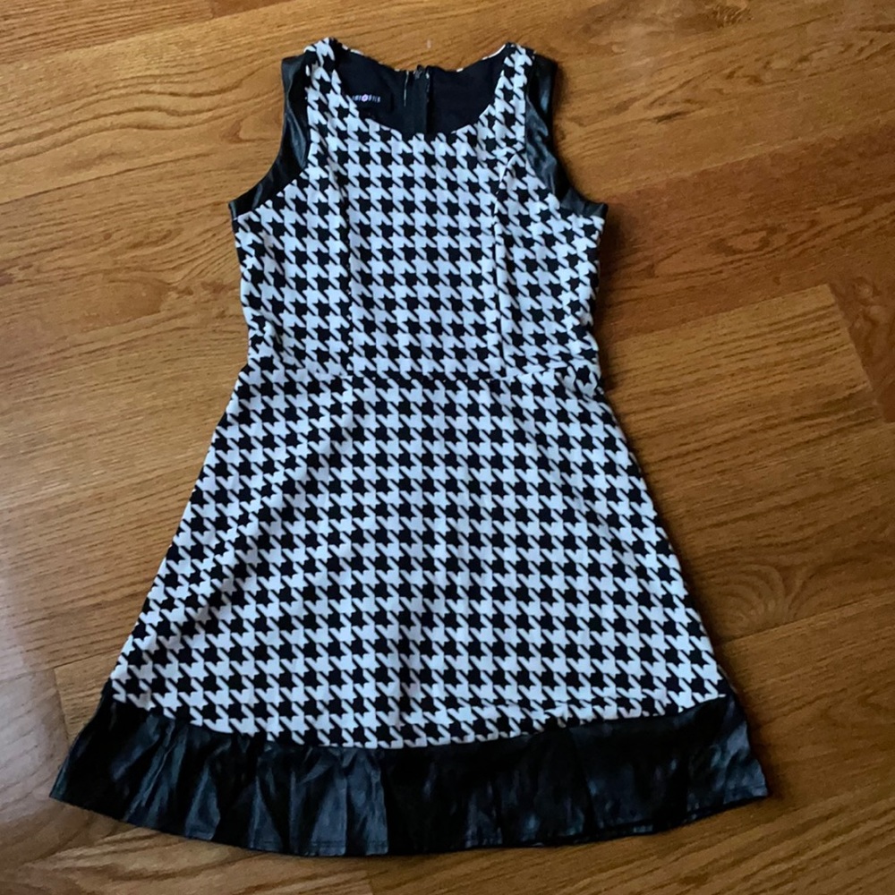 Amy Byer size 16 black and white houndstooth sleeveless dress